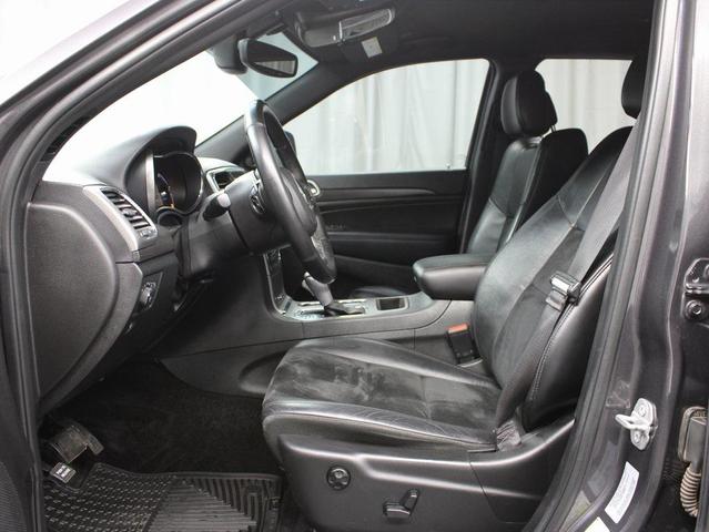 Photo of 2017 Diamond Black Crystal Pearlcoat Jeep Grand Cherokee