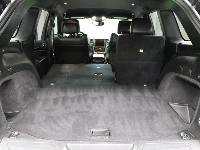Photo of 2017 Diamond Black Crystal Pearlcoat Jeep Grand Cherokee