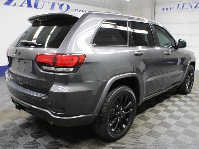 Photo of 2017 Diamond Black Crystal Pearlcoat Jeep Grand Cherokee