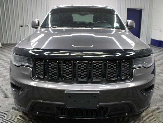 Photo of 2017 Diamond Black Crystal Pearlcoat Jeep Grand Cherokee