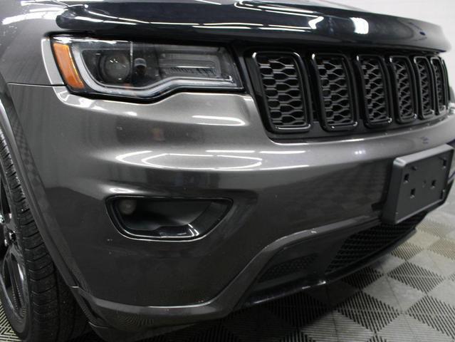 Photo of 2017 Diamond Black Crystal Pearlcoat Jeep Grand Cherokee