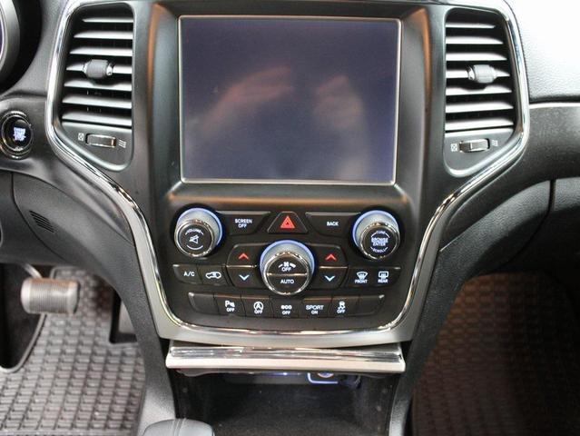 Photo of 2017 Diamond Black Crystal Pearlcoat Jeep Grand Cherokee