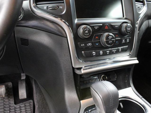 Photo of 2017 Diamond Black Crystal Pearlcoat Jeep Grand Cherokee