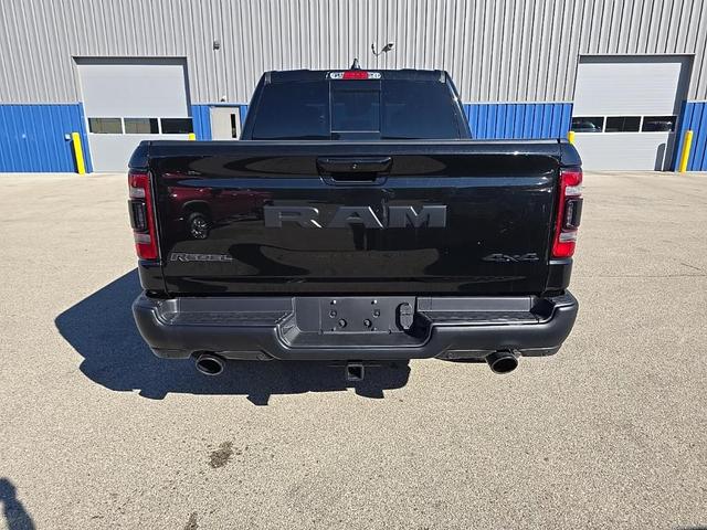 Photo of 2022 Diamond Black Crystal Pearlcoat RAM 1500
