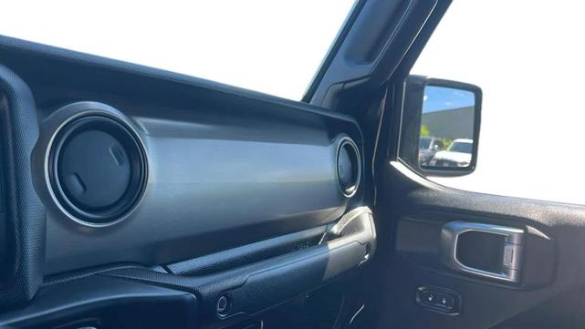 Photo of 2020 Black Clearcoat Jeep Gladiator
