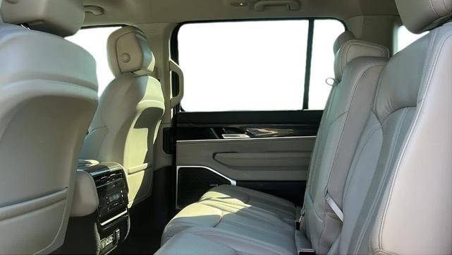 Photo of 2022 Silver Zynith Jeep Wagoneer