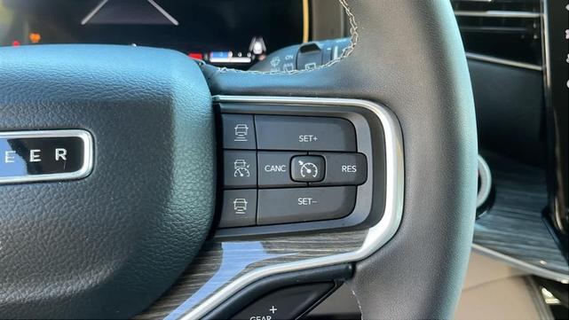 Photo of 2022 Silver Zynith Jeep Wagoneer