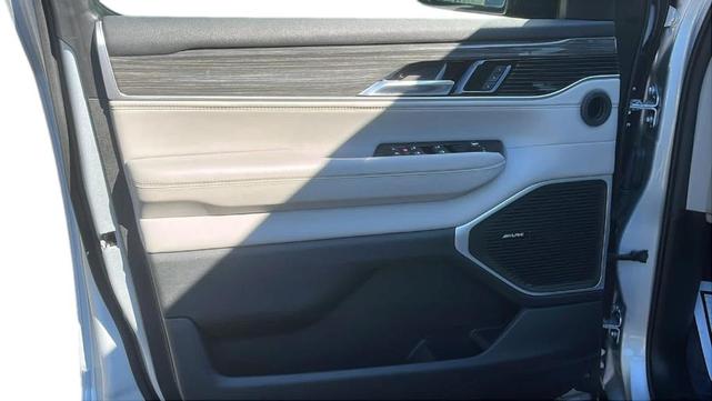 Photo of 2022 Silver Zynith Jeep Wagoneer