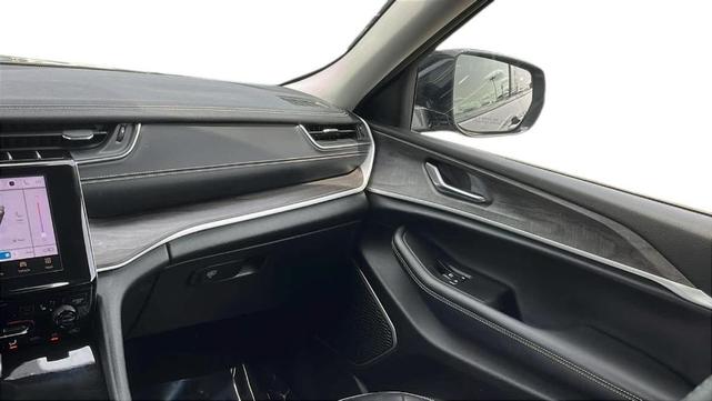 Photo of 2022 Metallic Jeep Grand Cherokee L