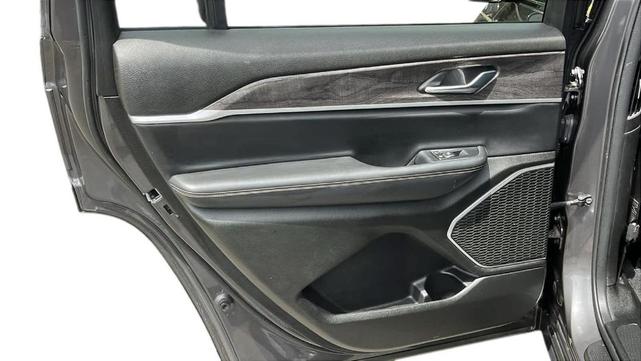 Photo of 2022 Metallic Jeep Grand Cherokee L