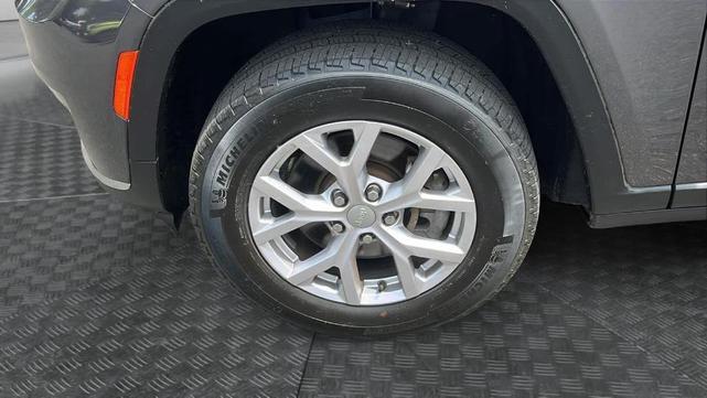 Photo of 2022 Metallic Jeep Grand Cherokee L