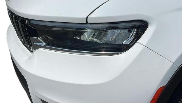 Photo of 2022 Bright White Clearcoat Jeep Grand Cherokee L