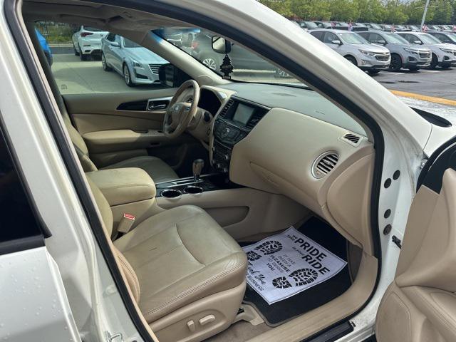 Photo of 2014 Moonlight White Nissan Pathfinder