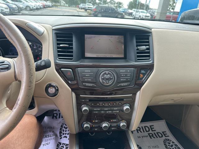 Photo of 2014 Moonlight White Nissan Pathfinder