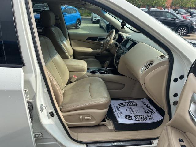 Photo of 2014 Moonlight White Nissan Pathfinder
