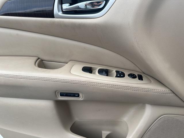 Photo of 2014 Moonlight White Nissan Pathfinder