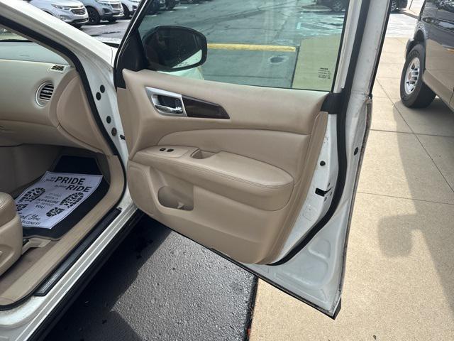 Photo of 2014 Moonlight White Nissan Pathfinder
