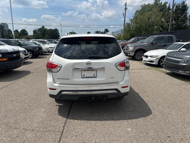 Photo of 2014 Moonlight White Nissan Pathfinder