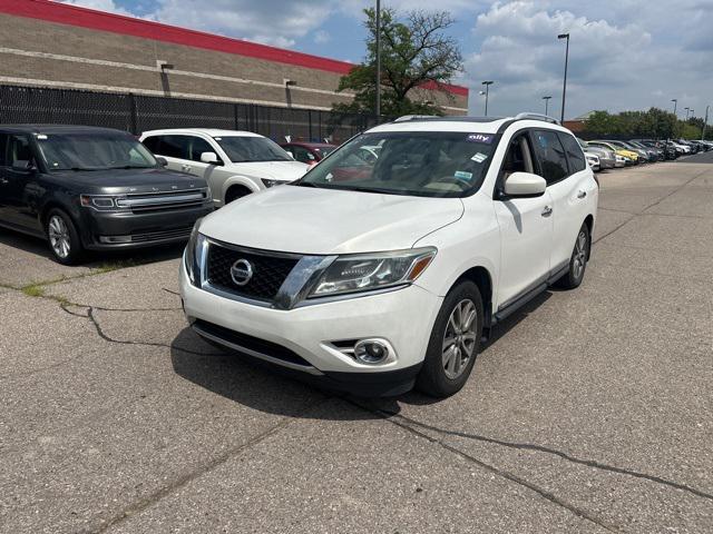 Photo of 2014 Moonlight White Nissan Pathfinder