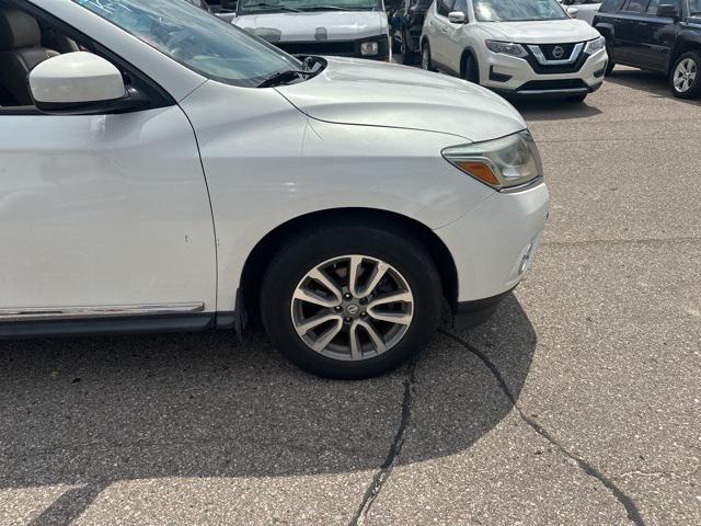 Photo of 2014 Moonlight White Nissan Pathfinder