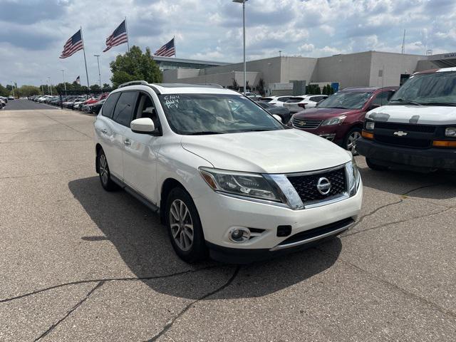 Photo of 2014 Moonlight White Nissan Pathfinder