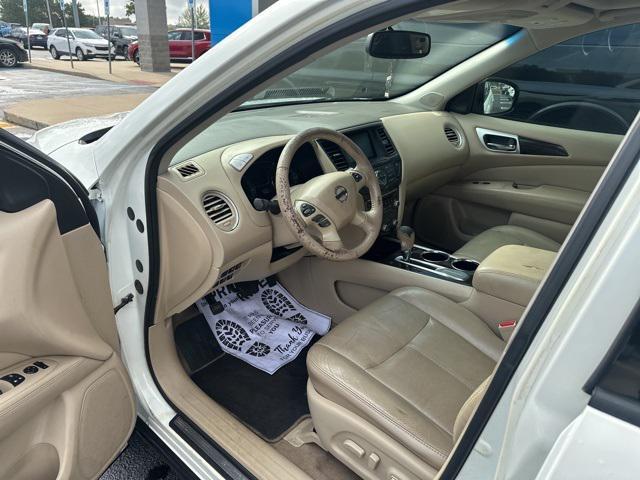 Photo of 2014 Moonlight White Nissan Pathfinder
