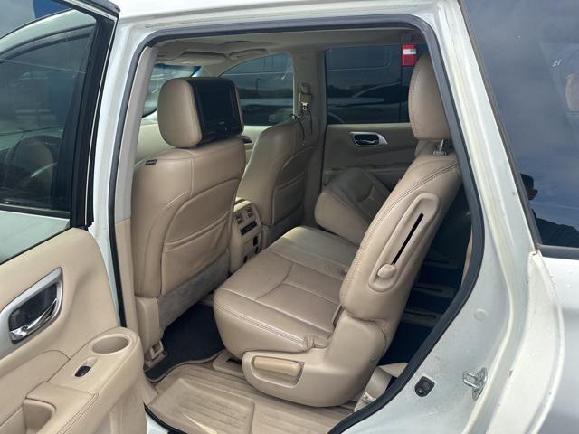 Photo of 2014 Moonlight White Nissan Pathfinder