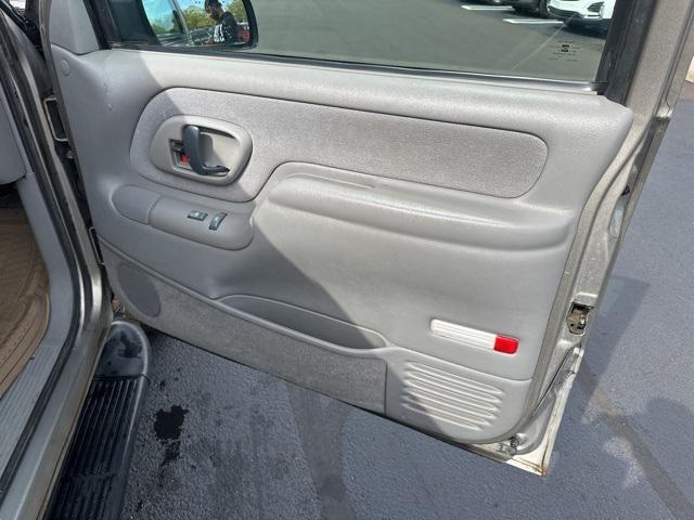 Photo of 1999 Light Pewter Metallic Chevrolet Tahoe