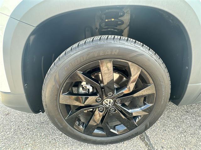Photo of 2024 Pure White Volkswagen Taos