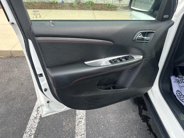 Photo of 2016 White Dodge Journey