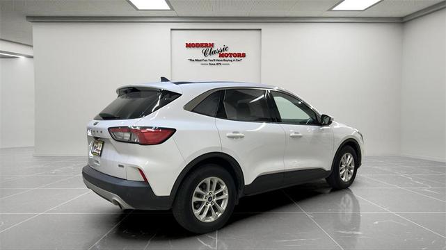Photo of 2021 Oxford White Ford Escape