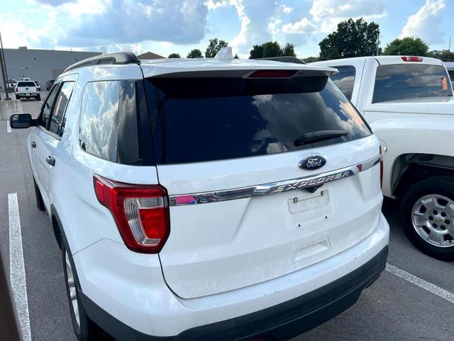 Photo of 2016 White Ford Explorer