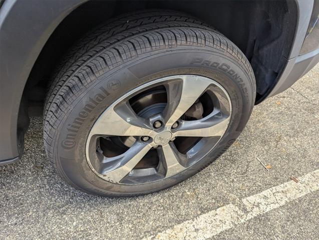 Photo of 2019 Granite Crystal Metallic Clearcoat Jeep Cherokee