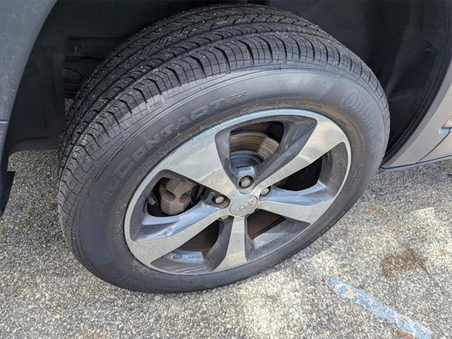 Photo of 2019 Granite Crystal Metallic Clearcoat Jeep Cherokee