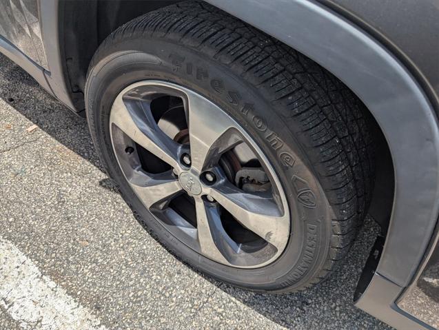 Photo of 2019 Granite Crystal Metallic Clearcoat Jeep Cherokee