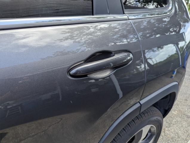 Photo of 2019 Granite Crystal Metallic Clearcoat Jeep Cherokee