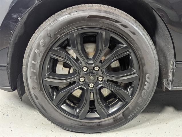Photo of 2022 Agate Black Metallic Ford Edge