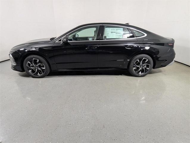 Photo of 2025 Abyss Black Hyundai SONATA