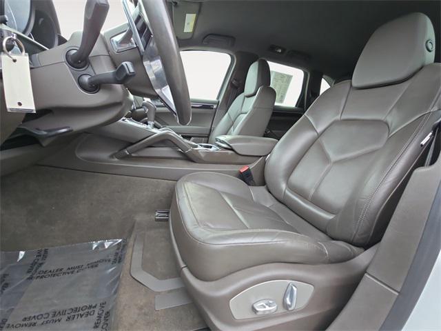 Photo of 2016 White Porsche Cayenne