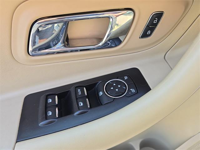 Photo of 2017 White Gold Metallic Ford Taurus