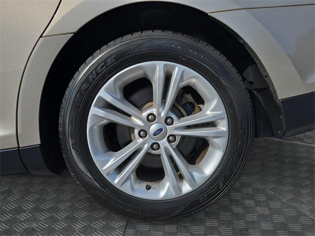 Photo of 2017 White Gold Metallic Ford Taurus
