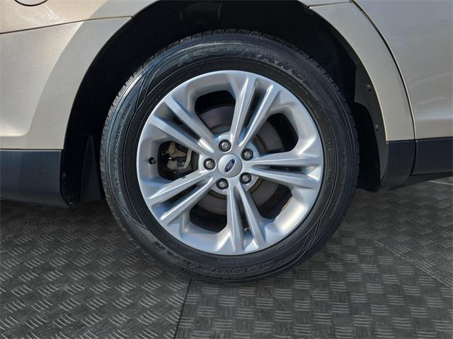 Photo of 2017 White Gold Metallic Ford Taurus