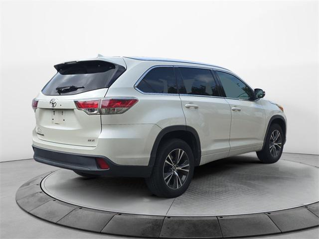 Photo of 2016 Blizzard Pearl Toyota Highlander