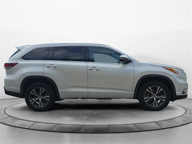 Photo of 2016 Blizzard Pearl Toyota Highlander