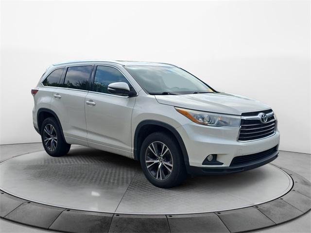 Photo of 2016 Blizzard Pearl Toyota Highlander
