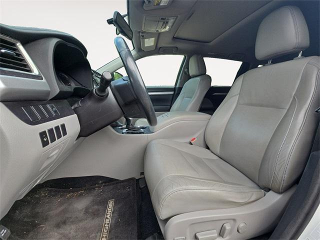 Photo of 2016 Blizzard Pearl Toyota Highlander