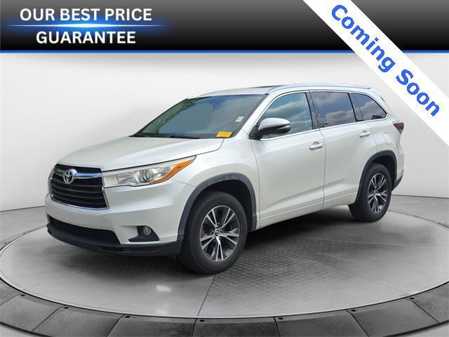 Photo of 2016 Blizzard Pearl Toyota Highlander