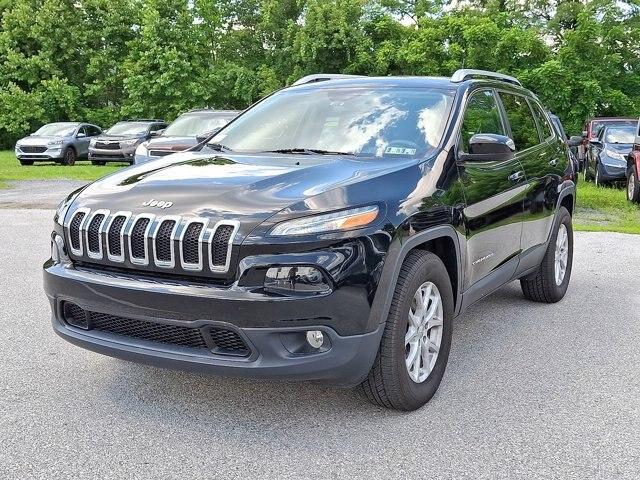 Photo of 2017 Diamond Black Crystal Pearlcoat Jeep Cherokee