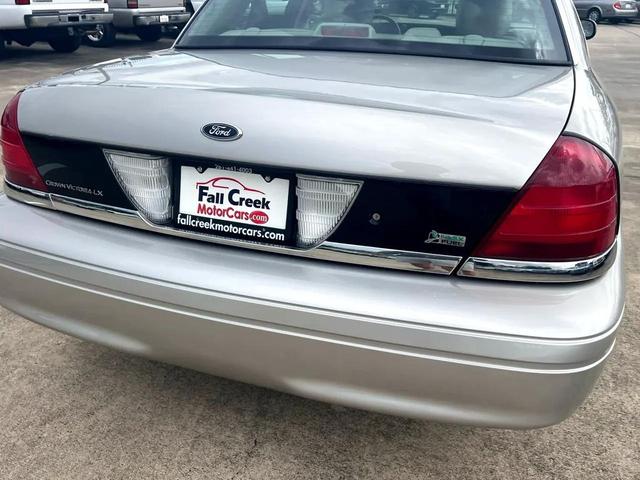 Photo of 2011 Silver Birch Metallic Ford Crown Victoria