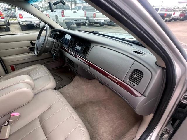 Photo of 2011 Silver Birch Metallic Ford Crown Victoria